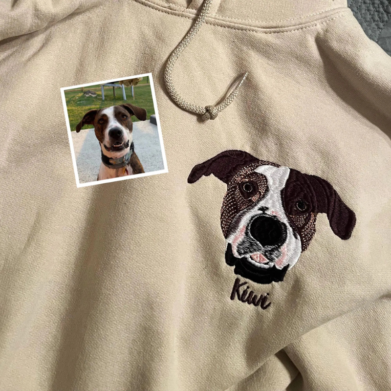 Personaliziran pulover s kapuco z vezenim ljubljenčkom