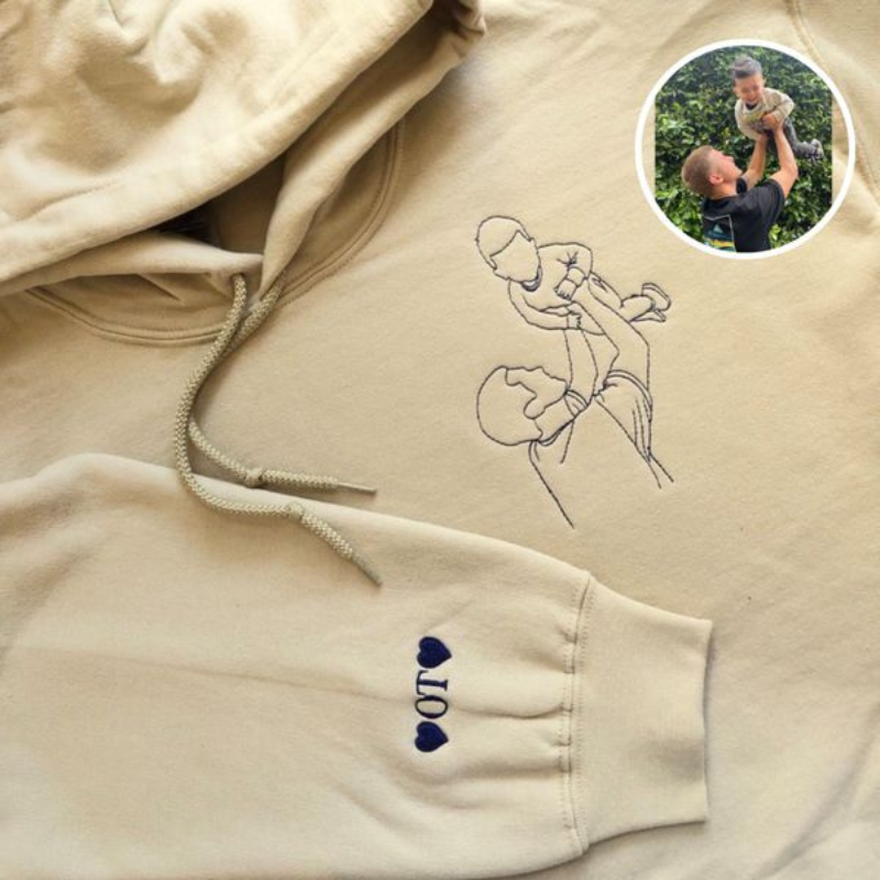 Personaliziran pulover s kapuco z družinskim motivom